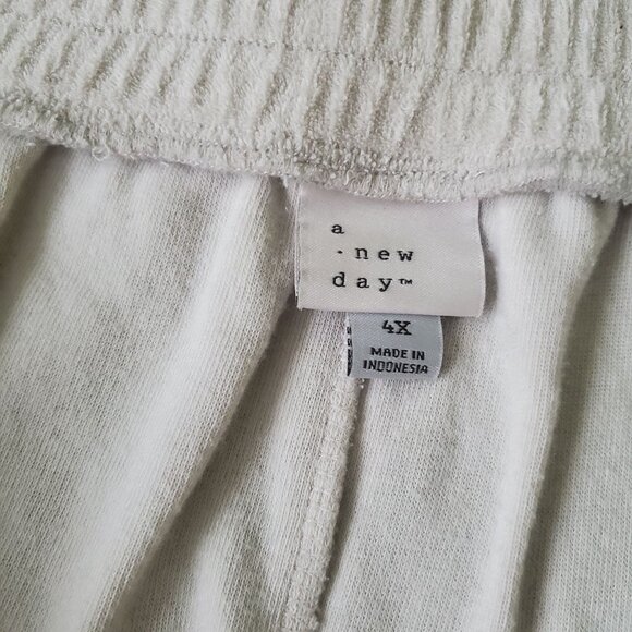 A New Day womens shorts plus sz 4X mid waist cream/tan color  Terrycloth Pull on - Picture 4 of 9